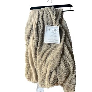 Marlo Lorenz decorative faux fur throw blanket